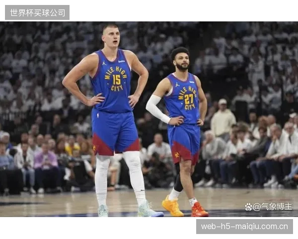 贾马尔·穆雷在系列赛中手感冰凉且失误频频,掘金后场核心的低迷是球队被淘汰的主因。 贾马尔·穆雷在系列赛中手感冰凉且失误频频,掘金后场核心的低迷是球队被淘汰的主因。